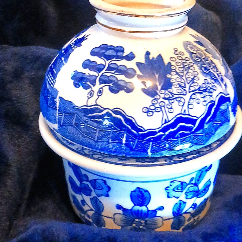(Assortment ) Chinese porcelain pot and 2 cups
